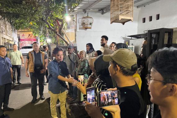 Wapres Gibran Turun Langsung Tinjau Siskamling Di Kwitang Dan Palmerah Wapres Gibran saat meninjau pelaksanaan siskamling di Pal Merah. Foto