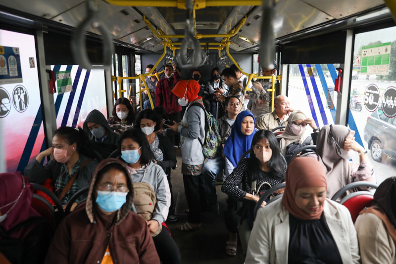 Warga Happy, Semua Koridor Transjakarta Sudah Beroperasi Normal Penumpang TransJakarta. Foto : Ist