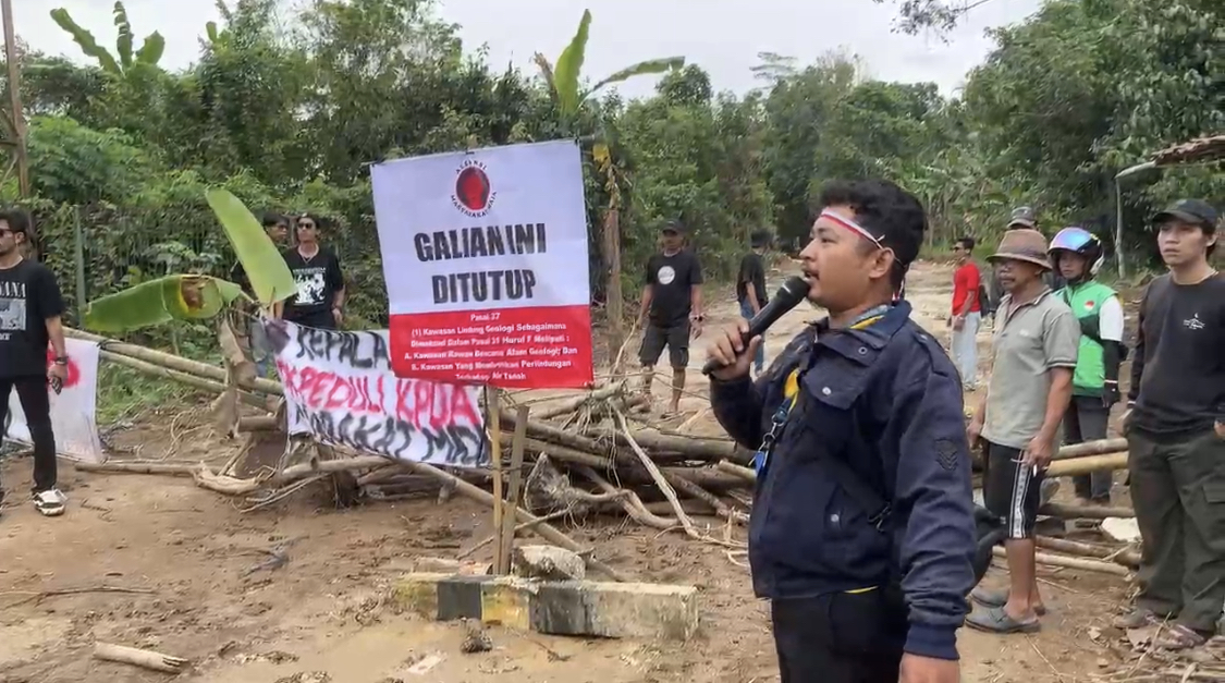 Warga Maja Lebak Murka, Galian Ilegal Disegel Puluhan warga saat menggelar demonstrasi dan melakukan penyegelan galian tanah yang diduga ilegal, di Kecamatan Maja, Kabupaten Lebak, Minggu (21/9/2025).