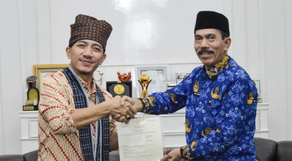 Bupati Lebak, Moch. Hasbi Asyidiki Jayabaya, secara simbolis telah menerima sertipikat tanah dari Kepala BPN Lebak Akhda Jauhari, di Gedung Negara, kemarin.