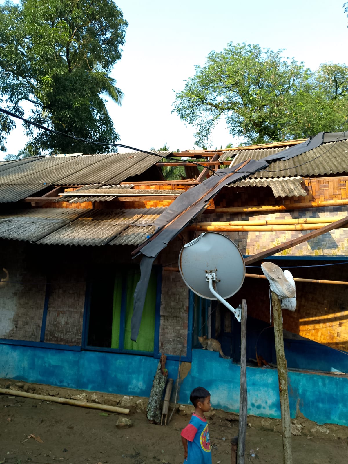Kondisi rumah warga Kampung Cikawung, Desa Ujungjaya, Kecamatan Sumur, Kabupaten Pandeglang, mengalami rusak parah pasca disapu angin puting beliung, Senin (6/10), sekitar pukul 21.45 WIB.