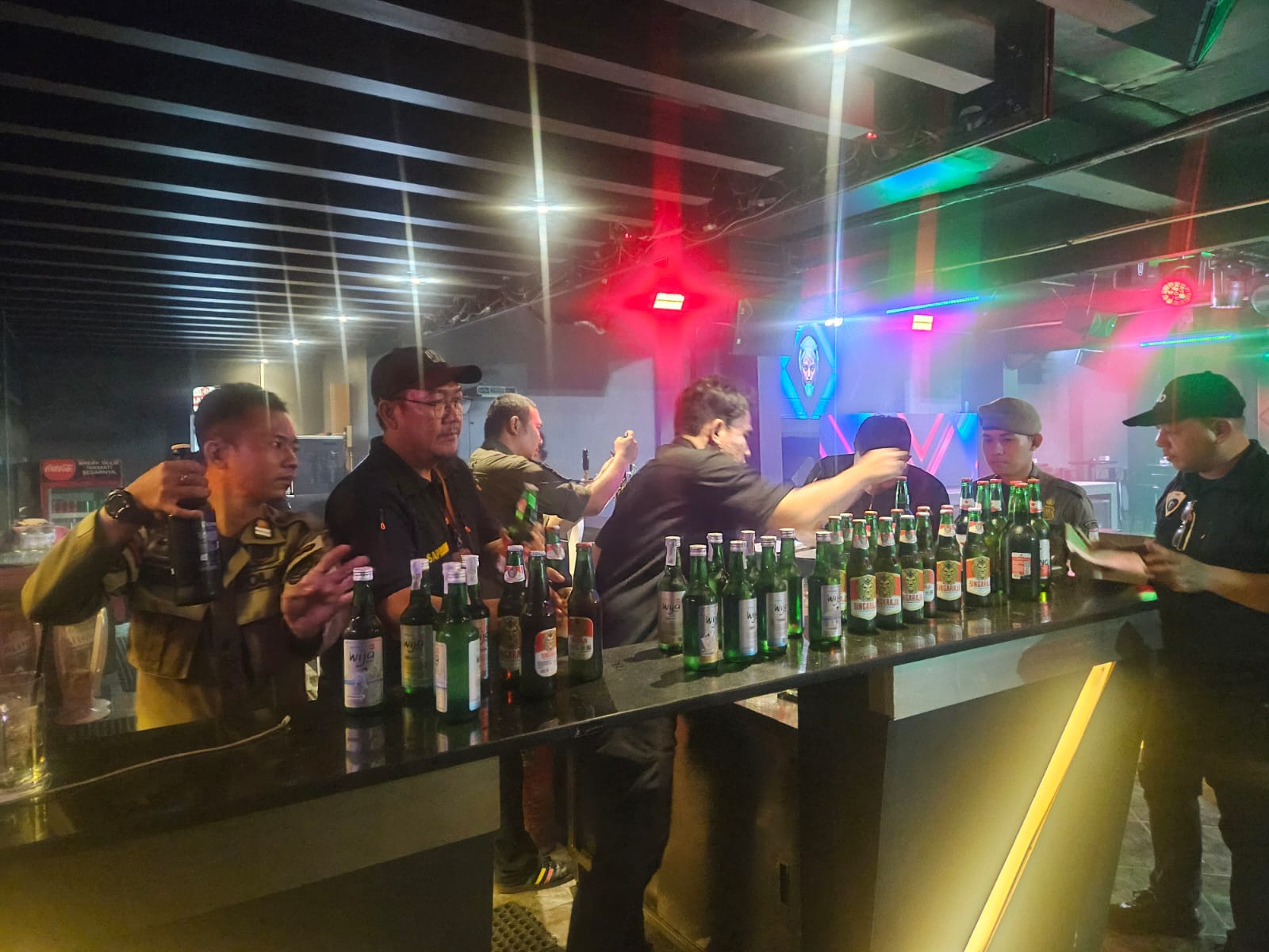 300 Botol Miras Disita, Penjual Jalani Tipiring Petugas Sarpol PP Tangsel saat merazia perederan minuman keras (miras) di wilayah Serpong, Rabu (15/10)