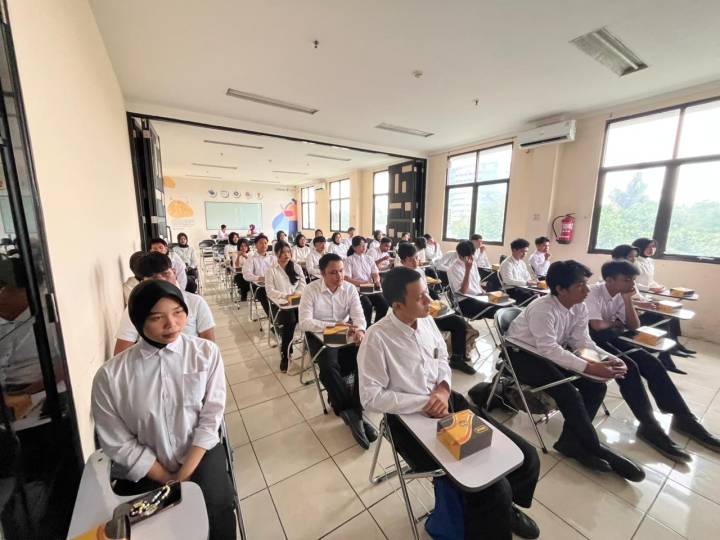 48 Lulusan SMK Jalani Program OJT di PT AEON Indonesia Puluhan peserta On The Job Training terlihat mengikuti pengarahan dari Disnaker dan Perusahaan untuk mengikuti program permagangan, di Kantor Disnaker Kota Tangerang, Selasa (14/10).