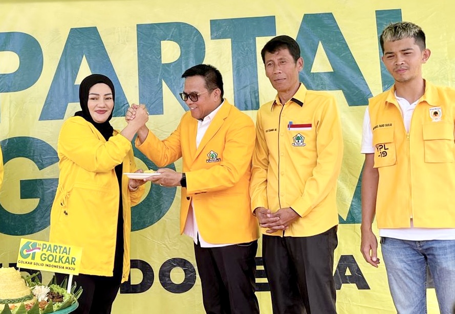 Anggota DPR RI Adde Rosi Khoerunnisa secara simbolis menyerahkan potongan tumpeng ke Ketua DPD Partai Golkar Pandeglang Gunawan, saat memperingati HUT ke 61 Partai Golkar, di Batubantar, Kecamatan Cimanuk, Kabupaten Pandeglang, Rabu (22/10).