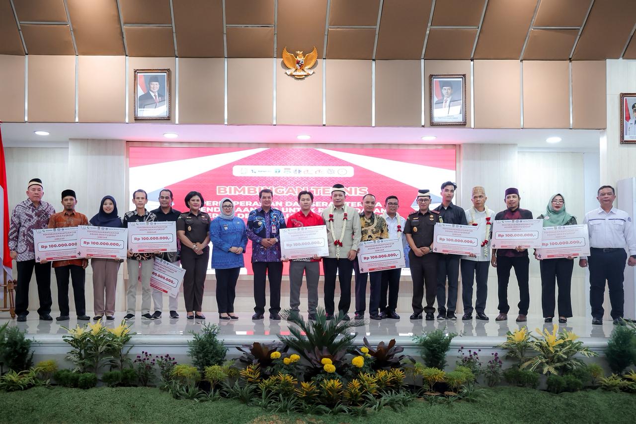 Andra Optimis Koperasi Merah Putih Dongkrak Perekonomian Banten Bimbingan Teknis Perkoperasian dan Serah Terima Pendanaan CSR untuk Permodalan Koperasi Desa, Kelurahan Merah Putih di Gedung Serba Guna (GSG) Tigaraksa. Foto : Humas Pemprov