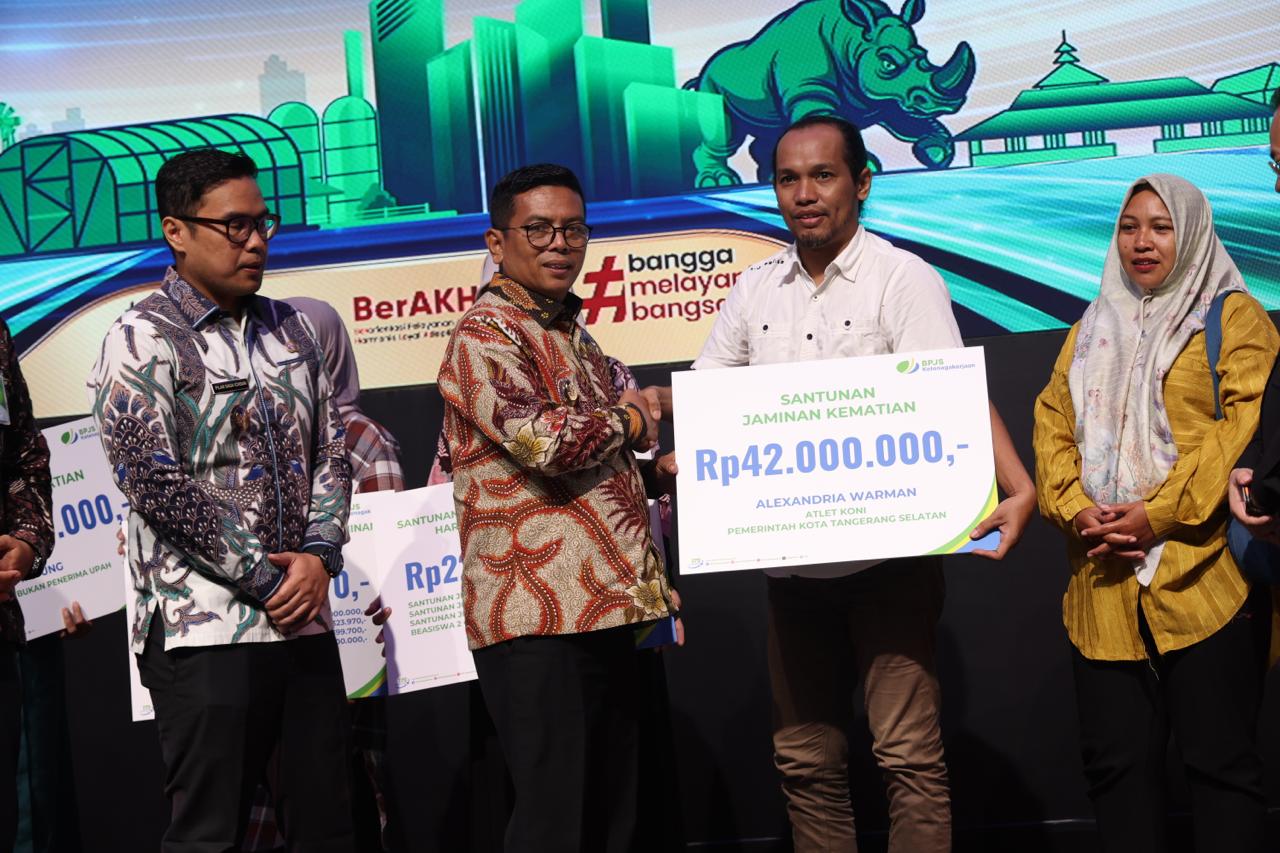 Andra Serahkan Santunan BPJS kepada Keluarga Atlet PPLP yang Meninggal Gubernur Banten Andra Soni menyerahkan keluarga santunan kepada keluarga mendiang Alexandria Warman. Foto : Humas Pemprov