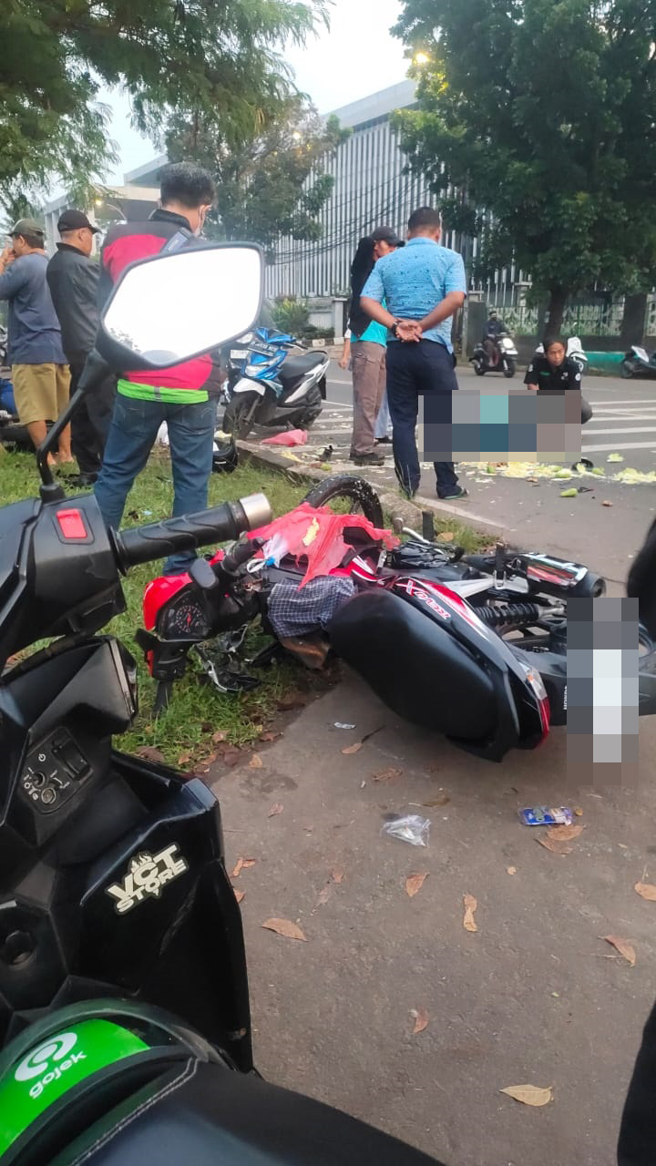 Antar Sayur Ke Pelanggan, Nyawa Ojol Melayang Usai Motor Adu Banteng Seorang Ojol tewas dalam kecelakaan lalulintas yang terjadi di Jalan Raya Serpong, Kecamatan Setu, Selasa (21/10).