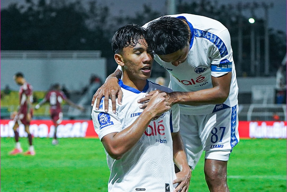 Arema Sukses Tundukkan PSM, Naik ke Peringkat Lima Klasemen Selebrasi skuad Arema FC usai kandaskan tuan rumah PSM 2-1. Foto : Ist