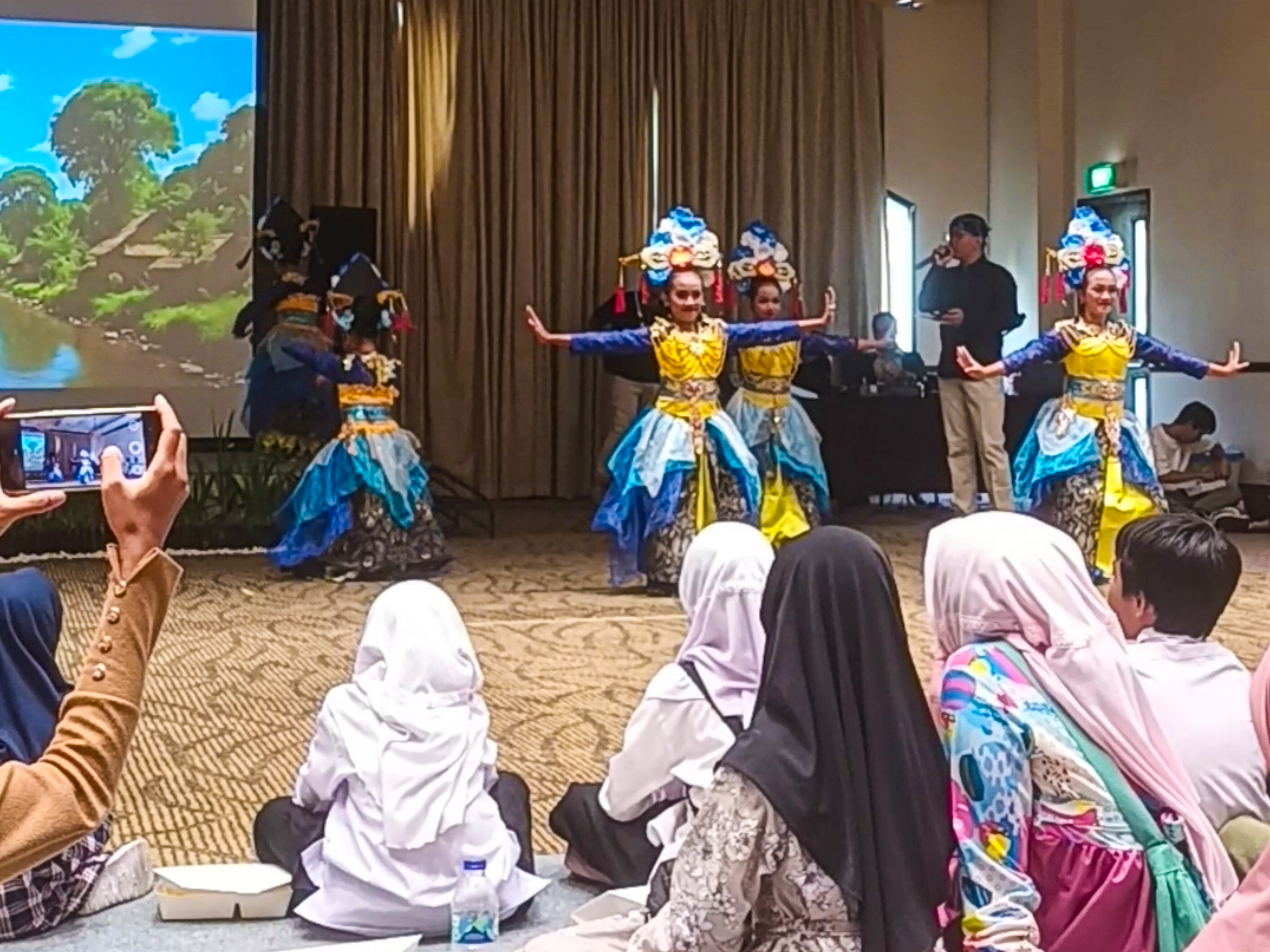 Penampilan Tari Lenggang Cisadane memukau penonton dengan gerakan energik dan interaktif. (tangselpos.id/lim)