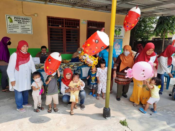 Pemeriksaan anak di Posyandu Pear Hijau, Kelurahan Kreo, Kota Tangerang, untuk meningkatkan tumbuh kembang anak.