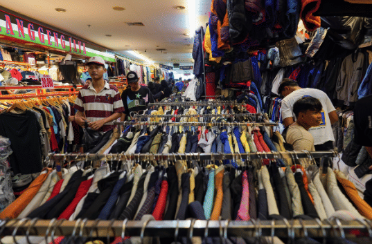 Baju Bekas Di Pasar Senen Masih Rame Diburu Warga Suasana kios baju bekas di Pasar Senin. Foto : Ist