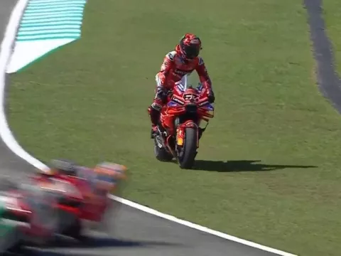 Ban Bocor Jadi Biang Gagalnya Francesco Bagnaia di GP Malaysia Pembalap Ducati Francesco “Pecco” Bagnaia gagal finish gara-gara ban bocor. Foto : Ist