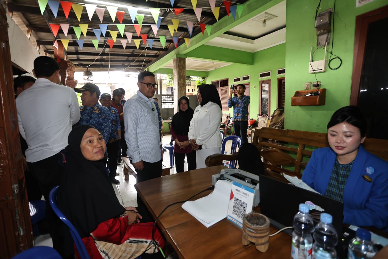 Bapenda Tangsel Turun ke Gang-Gang, Program ‘Pentungan’ Disambut Antusias Program Penagihan Tunggakan PBB-P2 (Pentungan) yang dilakukan secara jemput bola hingga ke gang-gang permukiman warga. (Ist)