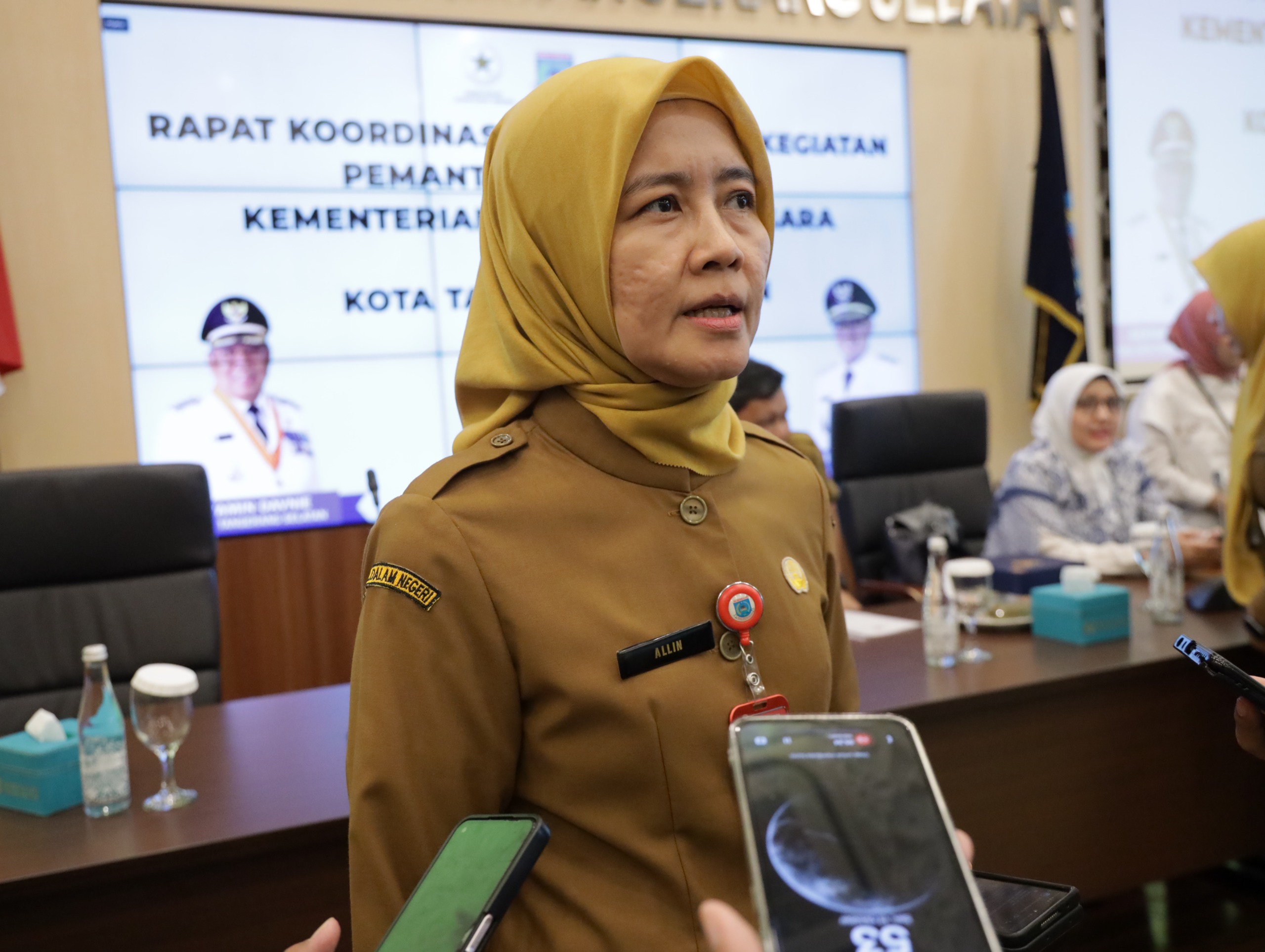 Baru 23 Dapur MBG di Tangsel yang Urus SLHS Kadinkes Tangsel Allin Hendalin Mahdaniar saat memaparkan data pengajuan sertifikasi SPPG yang baru mencapai 23 unit. (tangselpos.id/irm)