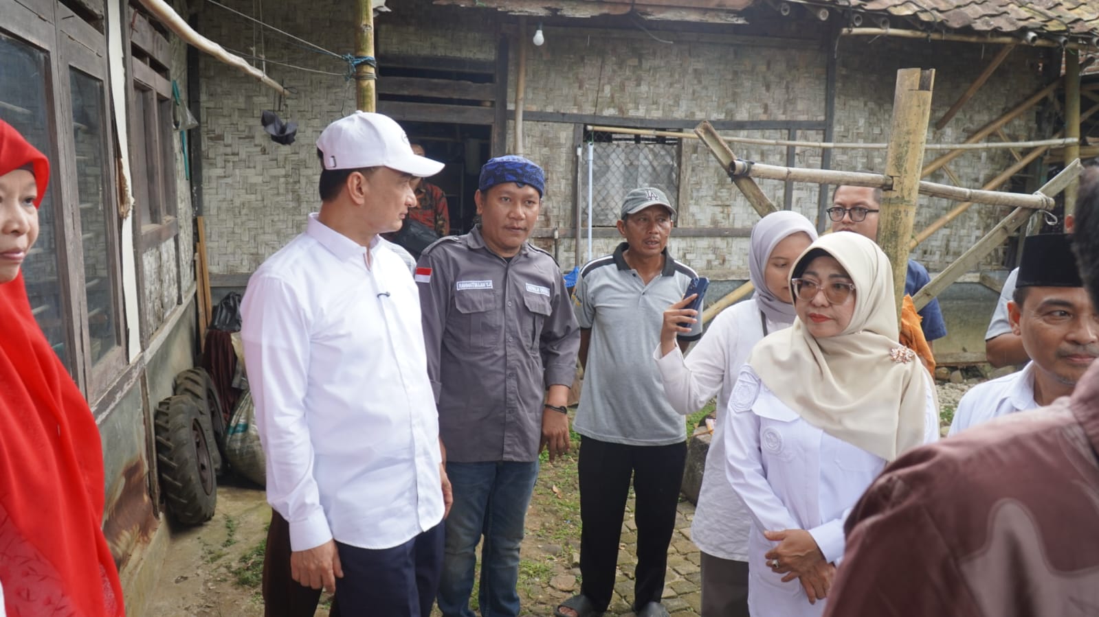 Bupati Pandeglang, Raden Dewi Setiani, bersama Wakil Gubernur Banten, Achmad Dimyati Natakusumah meninjau rumah yang dibangun oleh Baznas Banten, di Kecamatan Cimanuk, Kamis (30/10/2025).(Istimewa)