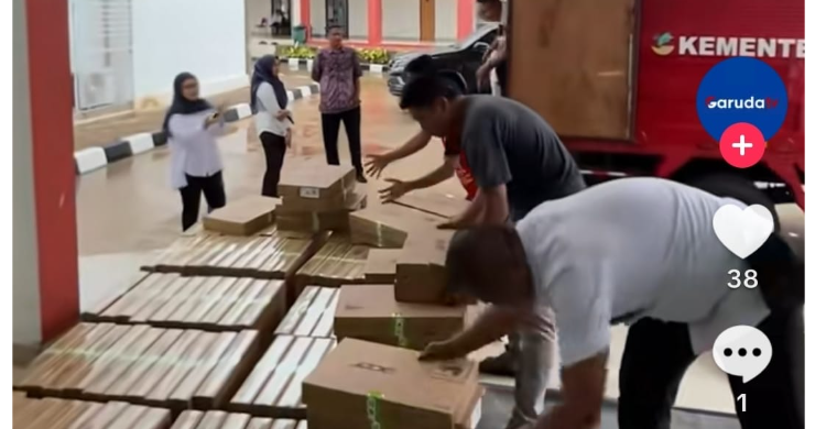 Petugas sedang merapikan laptop. Foto : Ist Ist