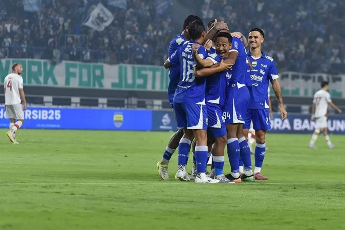 Bermain dengan 10 Pemain, Persib Taklukkan Persis Solo 2-0 di GBLA Selebrasi Skuad Persib usai menang 2-0 dari Persis Solo. Foto : Ist