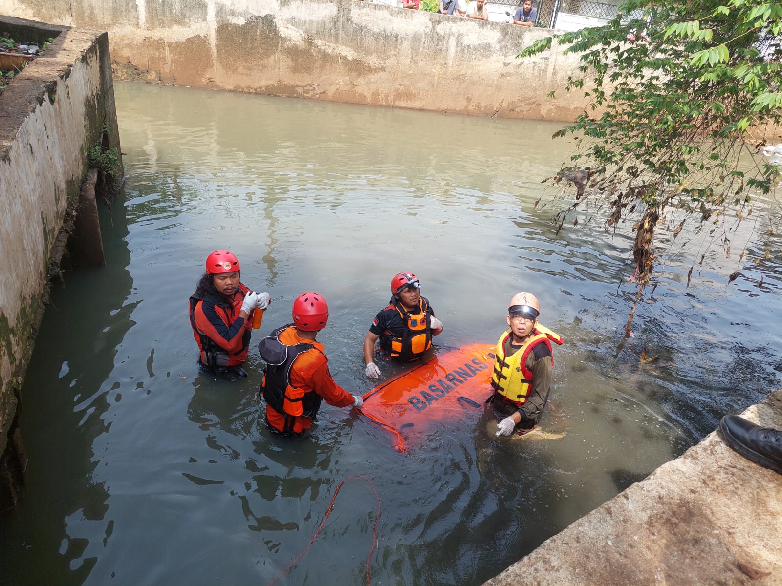 Bocah Di Pamulang Terseret Arus Kali Sejauh 1,5 KM Petugas gabungan berhasil menemukan jasad bocah korban tenggelam di Pamulang, Senin (27/10).