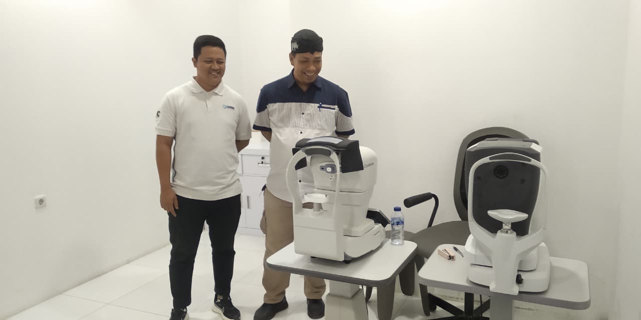 Boedak Saung Bareng KU Mata Saruni Bakal Baksos Operasi Katarak Gratis Ketua Umum Boedak Saung, Mardiana “Rian” Tirtalaksana didampingi Direktur KU Mata Saruni Muhammad Isa, sedang melihat kelengkapan alat operasi Katarak di KU Mata Saruni, Senin (13/10).