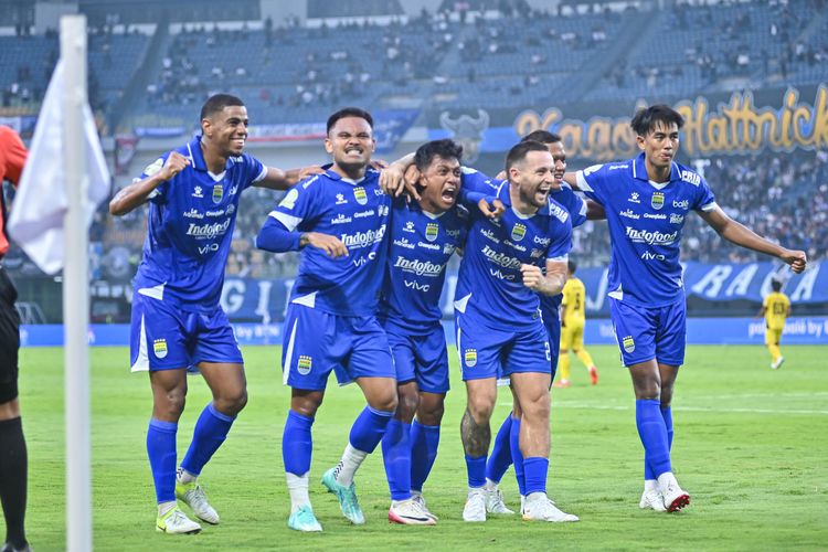 Bojan Liburkan Skuad Persib Usai Tundukkan Bangkok United Selebrasi skuad Persib usai menundukkan Bangkok United 2-0. Foto : Ist