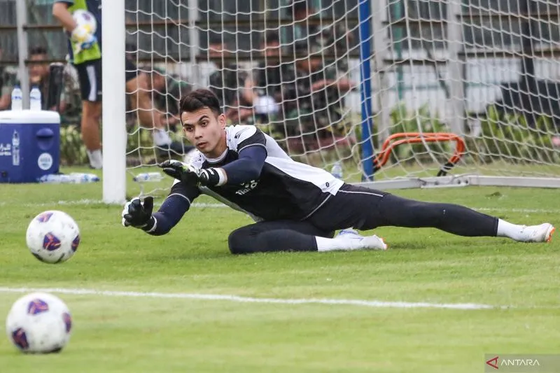 Borneo Terus FC Jaga Performa, Semakin Kokoh di Puncak Klasemen Kiper andalan Borneo FC Nadeo Argawinata. Foto : Ist