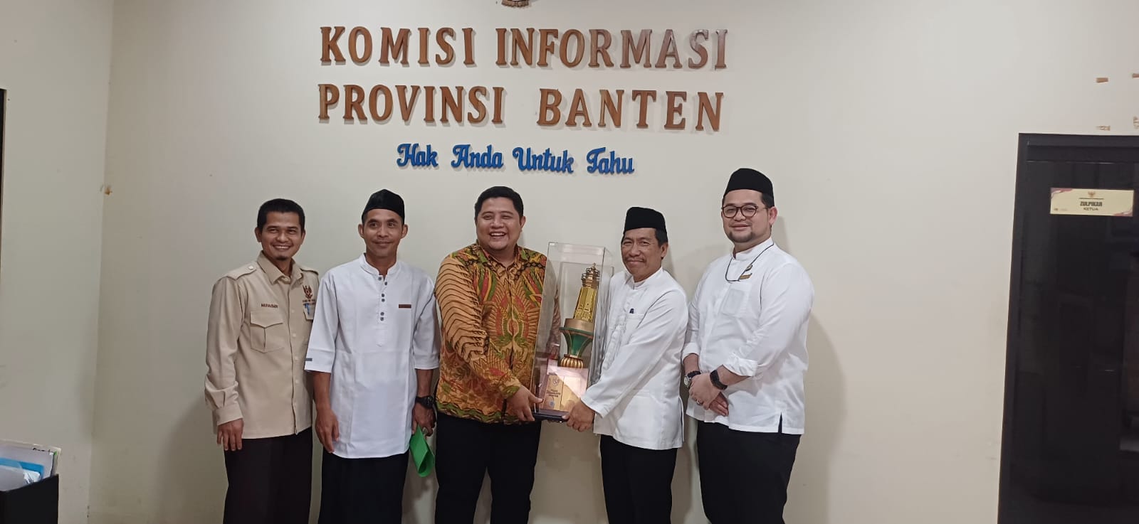 BPKAD Banten Serahkan Piala Bergilir Gubernur ke Komisi Informasi Sekretaris BPKAD Banten, Agus Setiyadi didampingi Kepala Subbagian Umum R. Fadhly Azhar, serta Pelaksana PPID Ucu Sastra melakukan kunjungan ke Kantor Komisi Informasi Banten dalam rangka penyerahan Piala Bergilir Gubernur Banten, Rabu (22/10/2025).(Istimewa)