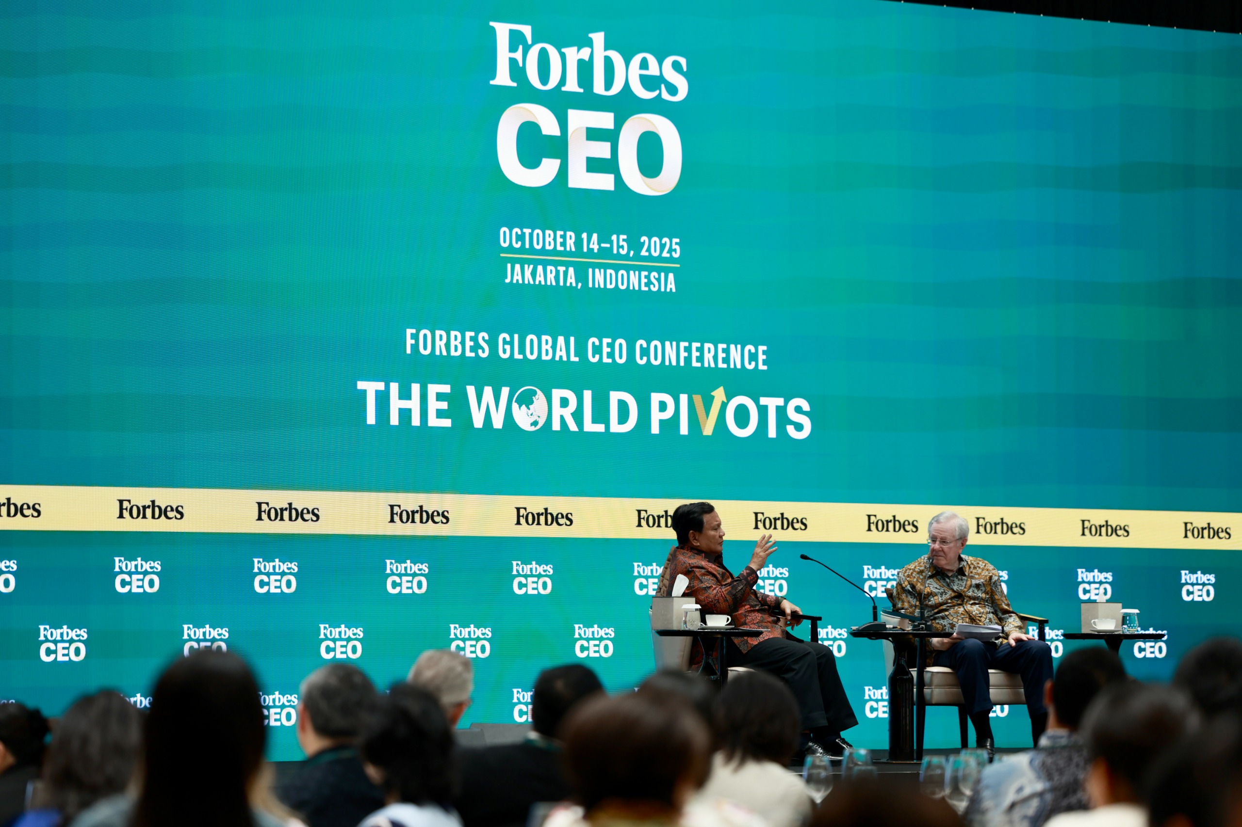 Presiden Prabowo pada acara dialog bersama Chairman Forbes Media, Steve Forbes, di forum Forbes Global CEO Conference 2025. Foto : Ist