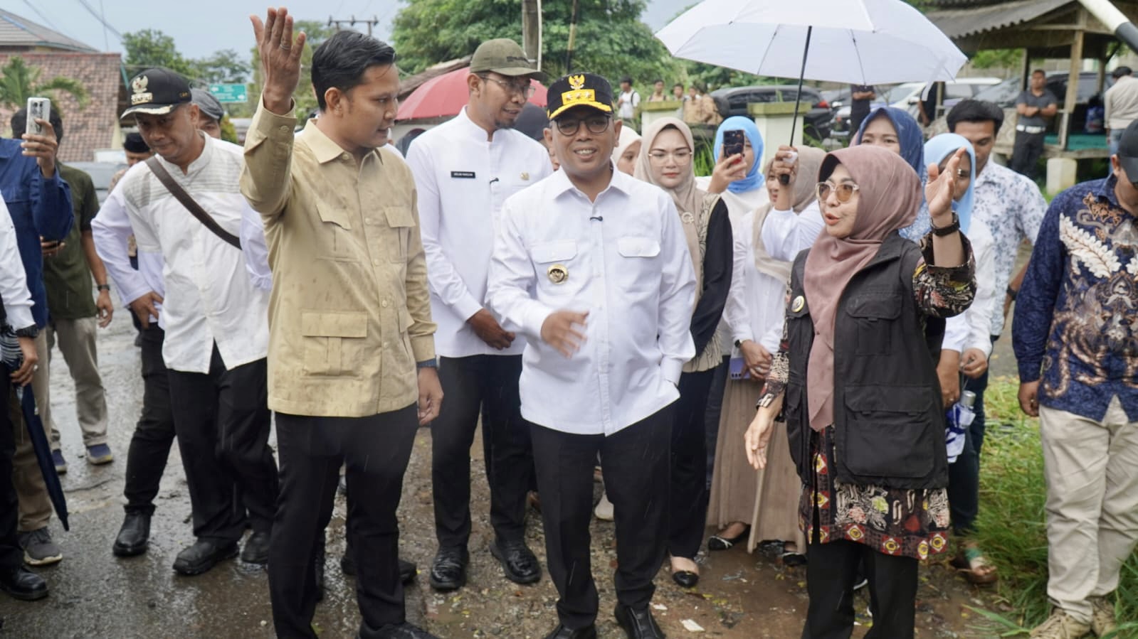 Bupati Dewi Apresiasi Program Bang Andra Bupati Pandeglang Raden Dewi Setiani sedang mendampingi Gubernur Banten Andra Soni, saat meninjau lokasi pembangunan Jalan Cadasari-Kaduela, Kabupaten Pandeglang, beberapa waktu lalu.
