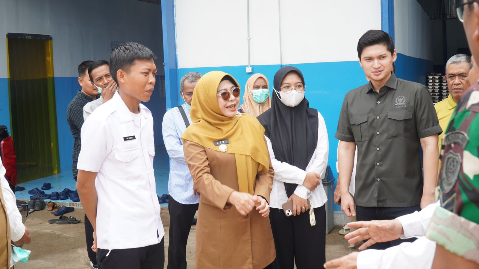 Bupati Dewi Dampingi Anggota DPR RI Tinjau Dapur SPPG di Mandalawangi dan Kaduhejo Bupati Pandeglang, Raden Dewi Setiani mendampingi anggota DPR RI Komisi I, Rizki Aulia Natakusumah, meninjau dua dapur Satuan Pelayanan Pemenuhan Gizi (SPPG) di Kecamatan Kaduhejo dan Kecamatan Mandalawangi, Selasa (21/10/2025).(Istimewa)