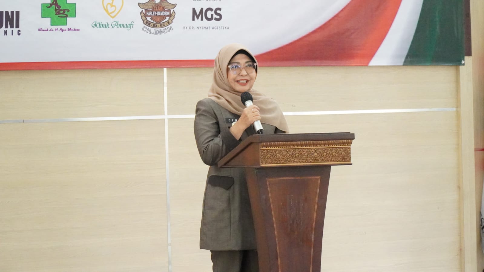 Bupati Dewi Minta Pengurus IDI Dapat Tingkatkan Pelayanan Kesehatan Bupati Pandeglang Raden Dewi Setiani, sedang memberikan sambutan di acara pelantikan pengurus IDI Cabang Pandeglang, di Aula Pendopo Negara Bupati Pandeglang, Rabu (29/10).