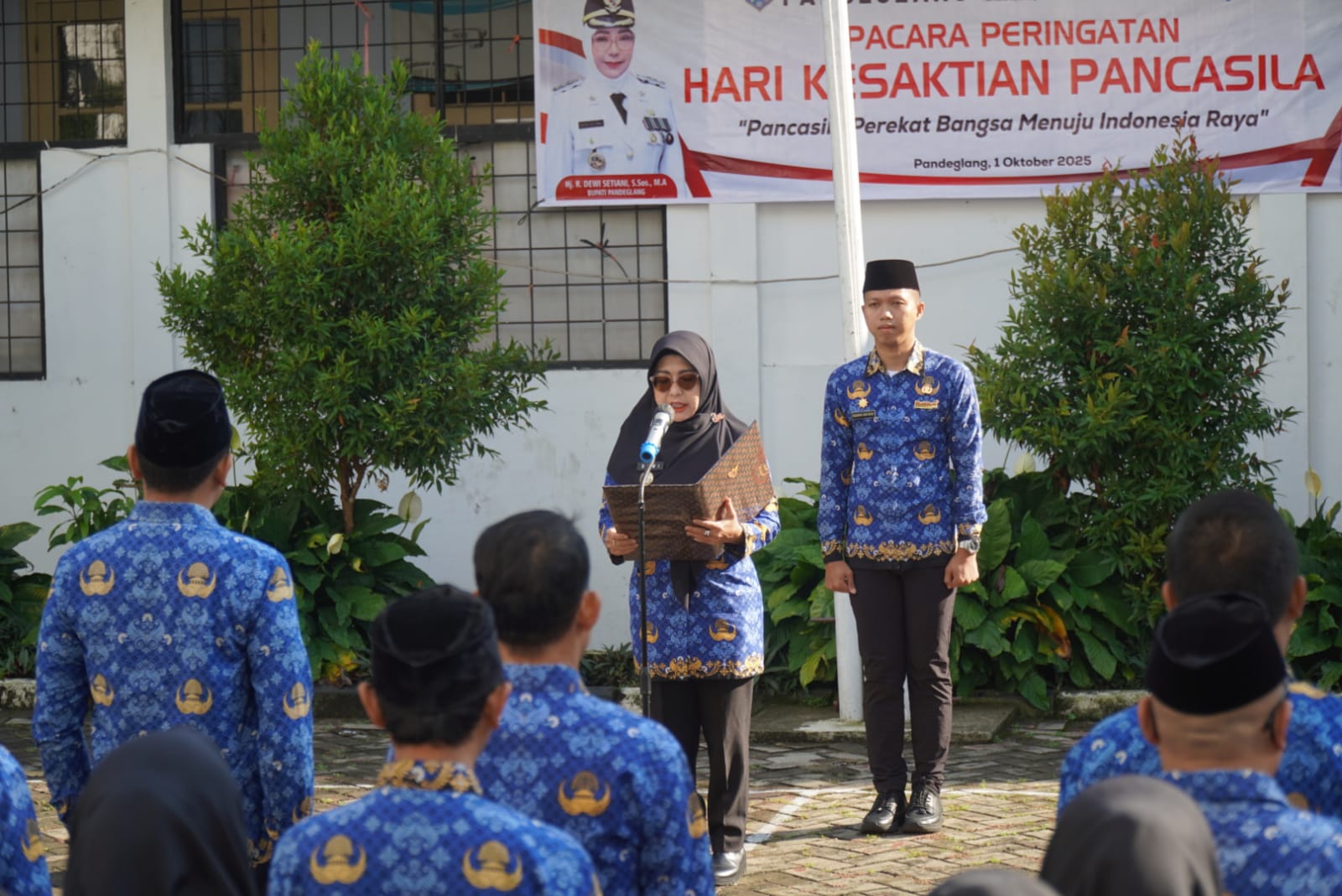 Bupati Dewi Setiani, saat memimpin upacara peringatan Hari Kesaktian Pancasila, di halaman Kantor Sekretariat Daerah (Setda) Kabupaten Pandeglang, Rabu (1/10/2025).(Istimewa)