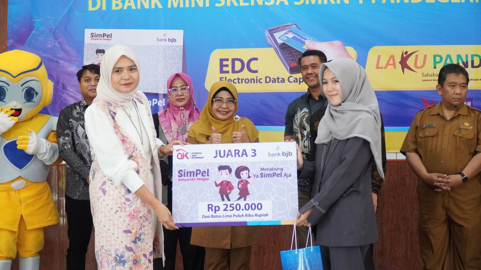 Bupati Dewi Resmikan Mini Banking dan Literasi Keuangan di SMKN 1 Pandeglang Bupati Pandeglang, Raden Dewi Setiani meresmikan program Mini Banking dan Literasi Keuangan yang digagas oleh Bank BJB Cabang Pandeglang di SMKN 1 Pandeglang, Selasa (21/10/2025).(Istimewa)