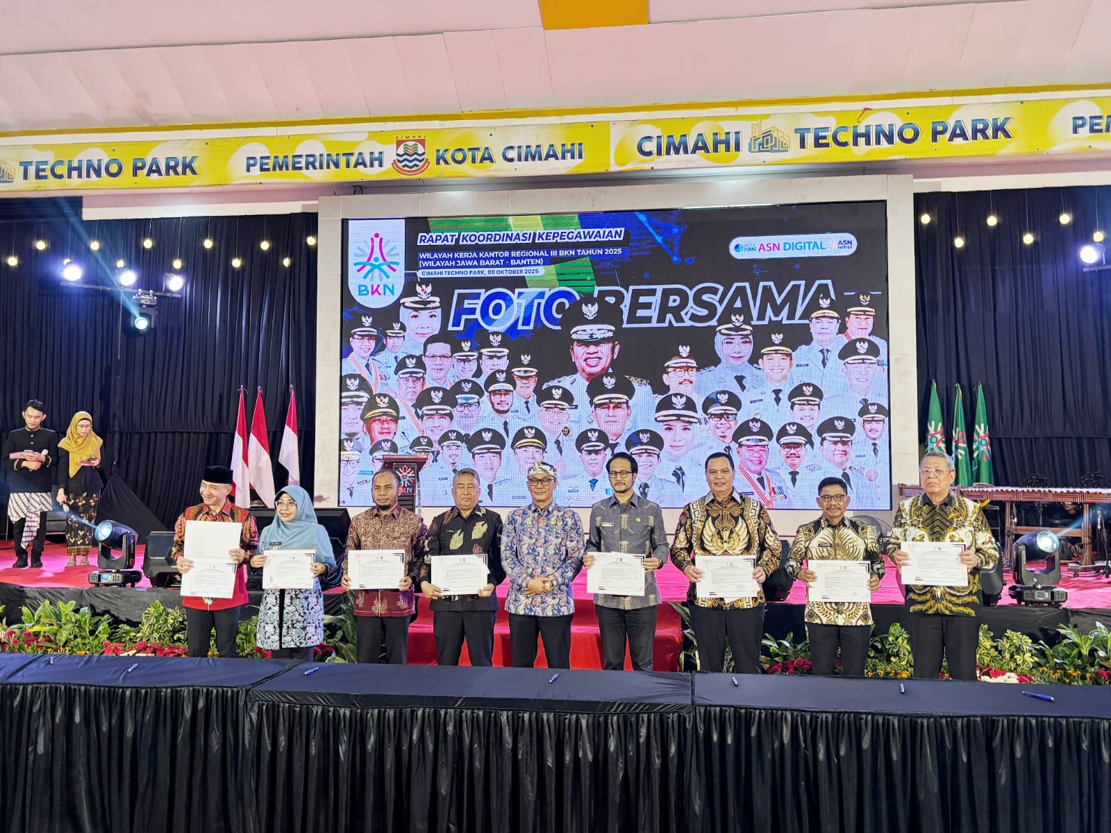 Bupati Dewi Setiani Hadiri Rakoor Kepegawaian Wilayah Kerja Kantor Regional III BKN 2025 Bupati Pandeglang, Raden Dewi Setiani menghadiri Rapat Koordinasi (Rakoor) Kepegawaian Wilayah Kerja Kantor Regional III BKN Tahun 2025 yang meliputi wilayah Jawa Barat dan Banten, di Techno Park Kota Cimahi, Bandung, Kamis (9/10/2025).(Istimewa)
