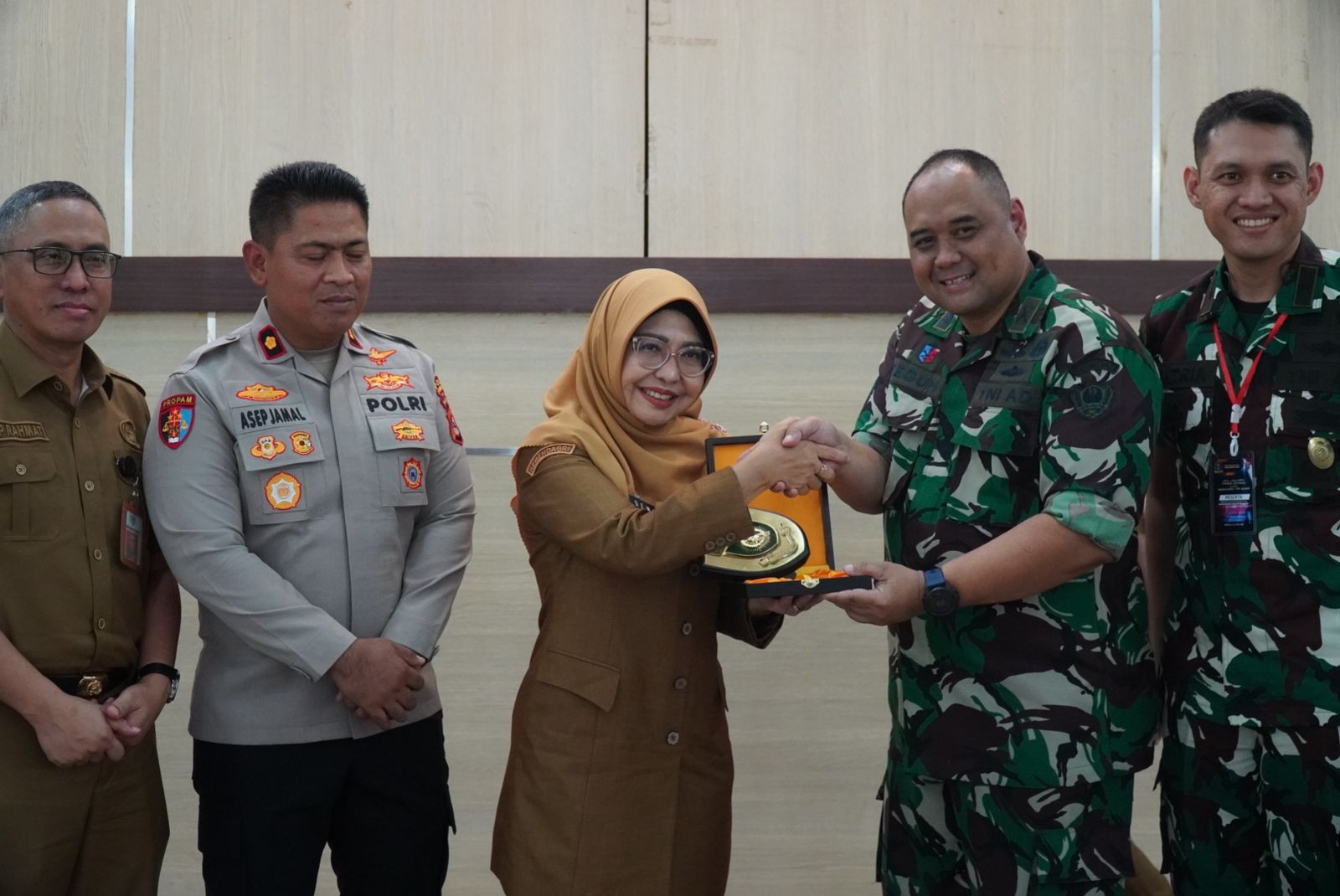 Bupati Pandeglang, Raden Dewi Setiani menerima kedatangan para perwira peserta Kuliah Kerja Lapangan (KKL) Wilayah Pertahanan Perwira Siswa Seskoad TA 2025 (Komando Resor Militer 064 Maulana Yusuf), di Pendopo setempat, Senin (6/10/2025).(Istimewa)