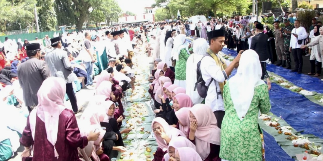 Bupati Hasbi Bareng Santri Murak Liwet Di Jalan Alun-alun Rangkasbitung Para pejabat bareng ribuan santri sedang menyantap nasi liwet, saat acara murak liwet di Jalan Alun -Alun Timur Rangkasbitung diikuti Bupati Lebak, pasca Upacara HSN dan Pawai Karnaval, Rabu (22/10).