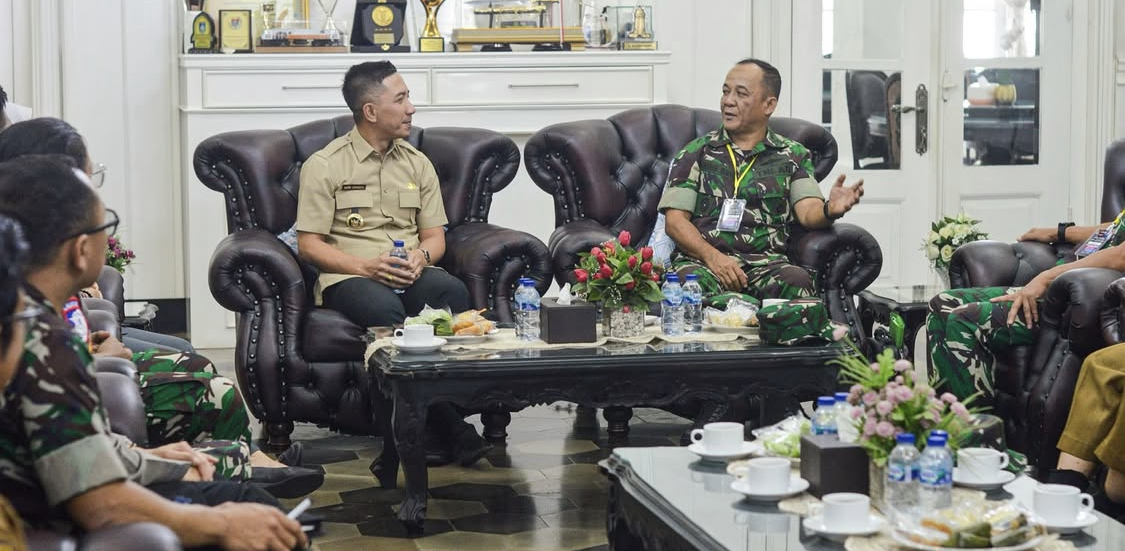 Bupati Hasbi, sedang beraudiensi dengan jajaran Pasis Dikreg LXVI Seskoad Tahun Ajaran 2025, di Gedung Negara Bupati Lebak, Senin (6/10).