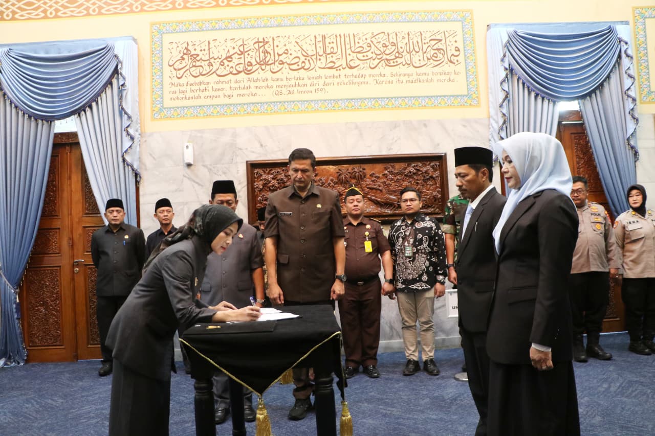 Bupati Serang Ratu Rachmatuzakiyah melantik 29 pejabat eselon II di lingkungan Pemerintah Kabupaten Serang hasil dari uji kompetensi, di Pendopo Bupati pada Kamis (16/10)