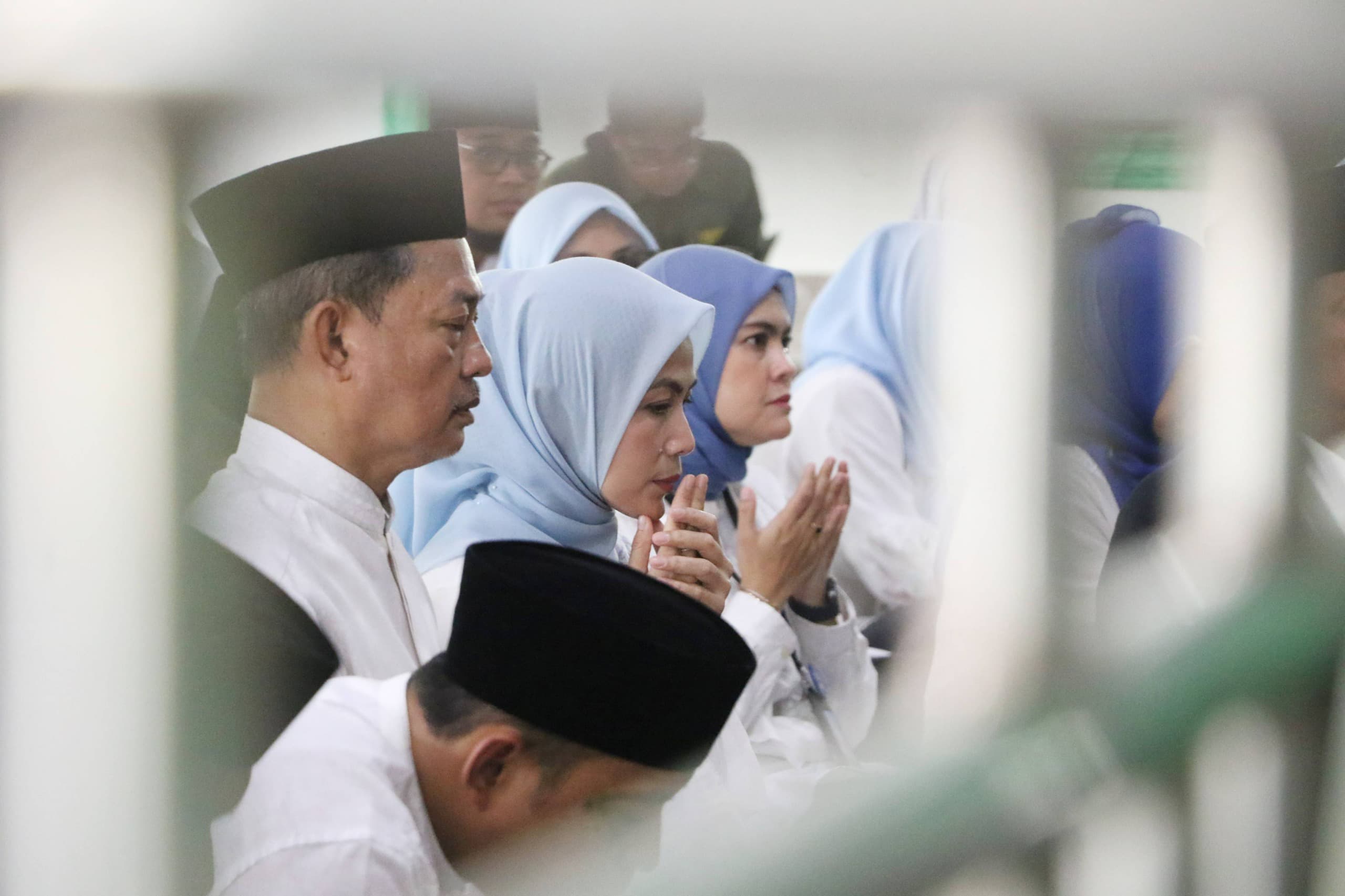 Bupati Ratu Rachmatuzakiyah, didampingi Wabup Muhammad Najib Hamas dan jajarannya, sedang berdoa saat berziarah di Makam Sultan Maulana Hasanudin Banten dan Sultan Maulana Yusuf di Kecamatan Kasemen, Kota Serang, Selasa (7/10).