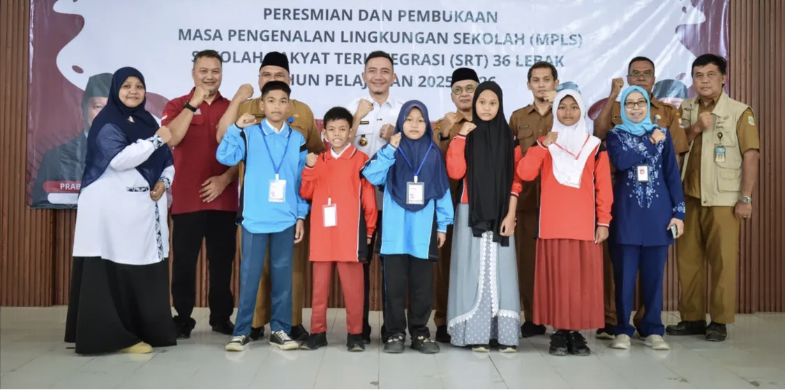 Para pelajar dan dewan guru Sekolah Rakyat 36 Lebak, sedang foto bersama Bupati Lebak Hasbi Jayabaya, disela-sela acara MPLS Sekolah Rakyat 36 Lebak, beberapa waktu lalu.