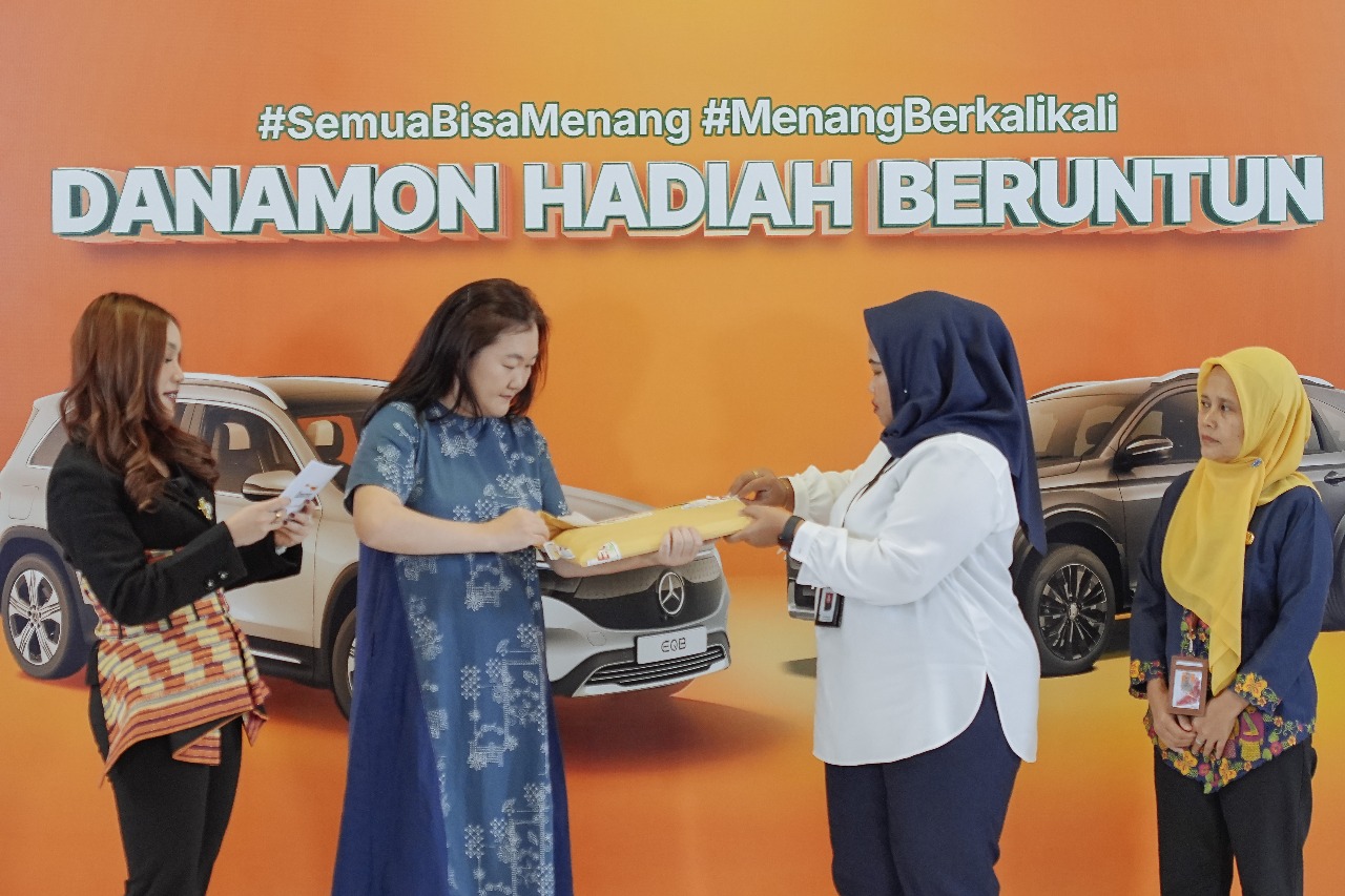 Nampak pihak Danamon saat mengumumkan pemenang undian hadiah beruntun periode 2. Foto : Ist