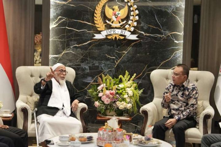 Dasco Terima Kunjungan Abu Bakar Ba’asyir, Bahas Persatuan dan Kesatuan Bangsa Wakil Ketua DPR Sufmi Dasco Ahmad (kanan) dan Abu Bakar Ba’asyir (kiri). Foto : Ist