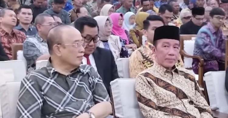 Di Rapat Senat Fakultas Kehutanan Mantan Presiden ke 7 Jokowi saat hadir di acara Rapat Senat Terbuka Dies Natalis ke-62 Fakultas Kehutanan Universitas Gadjah Mada. Foto : Ist
