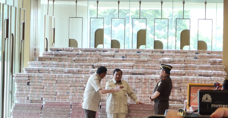 Disaksikan Presiden Prabowo, Kejagung Serahkan Uang Sitaan Rp 13,2 T Kasus CPO Presiden Prabowo (tengah) bersama Jaksa Agung ST Burhanuddin (kaban) dan Menteri Pertahanan Sjafri Sjamsoeddin (kiri) saat melihat langsung uang 13.2 T yang akan diserahkan kepada Negara. Foto : Ist