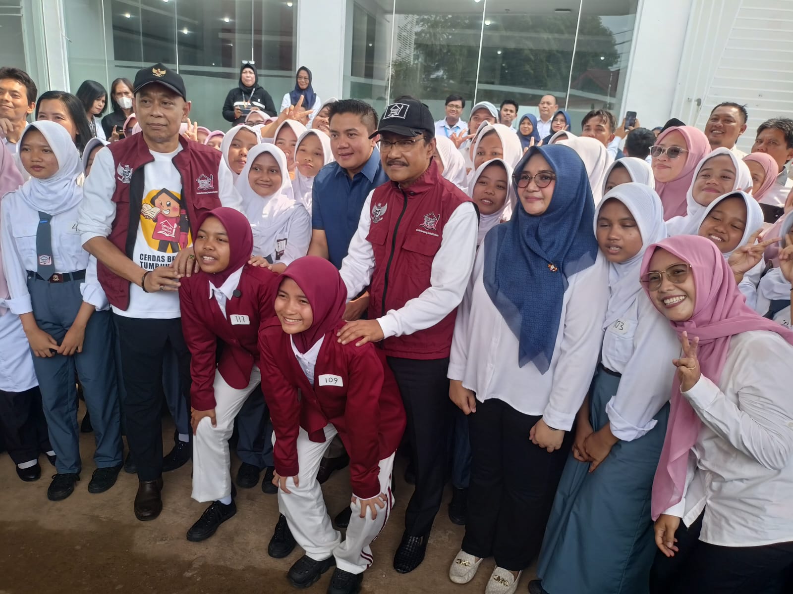 Disambut Antusias Siswa, Mensos dan Seskab Teddy Tinjau Sekolah Rakyat di Tangsel Mensos Saifullah Yusuf bersama Seskab Teddy Indra Wijaya meninjau program Sekolah Rakyat Menengah Atas (SRMA) 33 Kota Tangsel. Foto : Ist