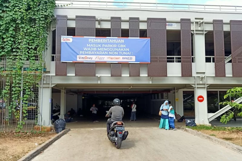 Dishub Siapkan 9 Kantong Parkir di GBK Selama Jakarta Running Festival 2025 Gedung parkir A di lingkungan GBK. Foto : Ist