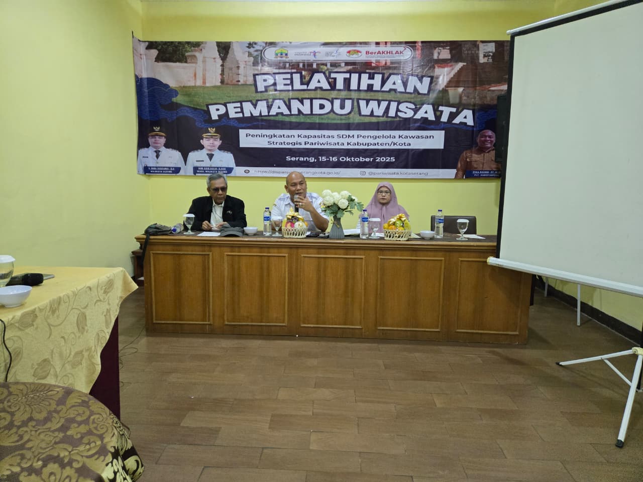 Disparpora Upgrade Ilmu Para Pemandu Wisata di Kota Serang Plt Kepala Disparpora Kota Serang, Zeka Bachdi (tengah) menyampajkan sambutan saat membuka Pelatihan Pemandu Wisata di salah satu hotel di Kota Serang pada Rabu (15/10).