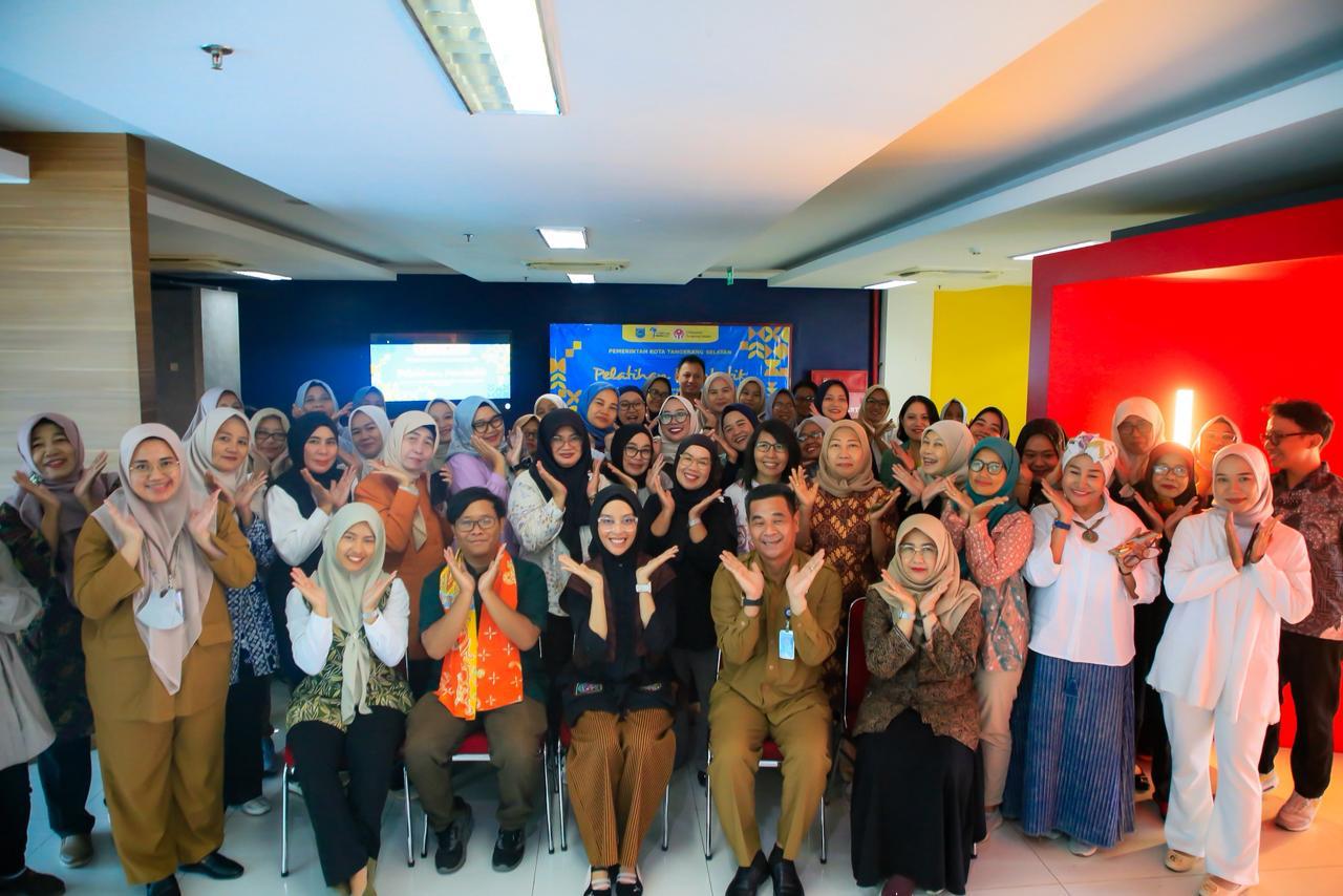 Dorong Lahirnya Wirausaha Baru Di Tangsel, Dekranasda Gelar Pelatihan Membatik Puluhan peserta antusias mengikuti pelatihan membatik di Gedung Galeri Koperasi dan UKM, Serpong, Senin (20/10).