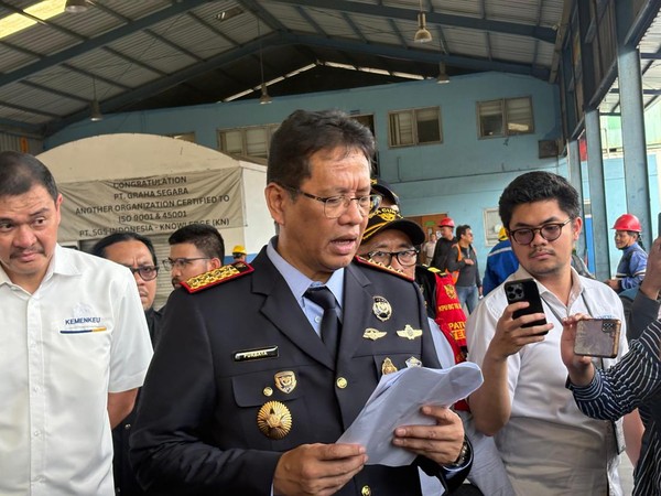 DPR Dukung Purbaya Tindak Tegas Oknum Bea Cukai Penghambat UMKM Menkeu Purbaya saat sidak ke Tanjung Priok. Foto : Ist