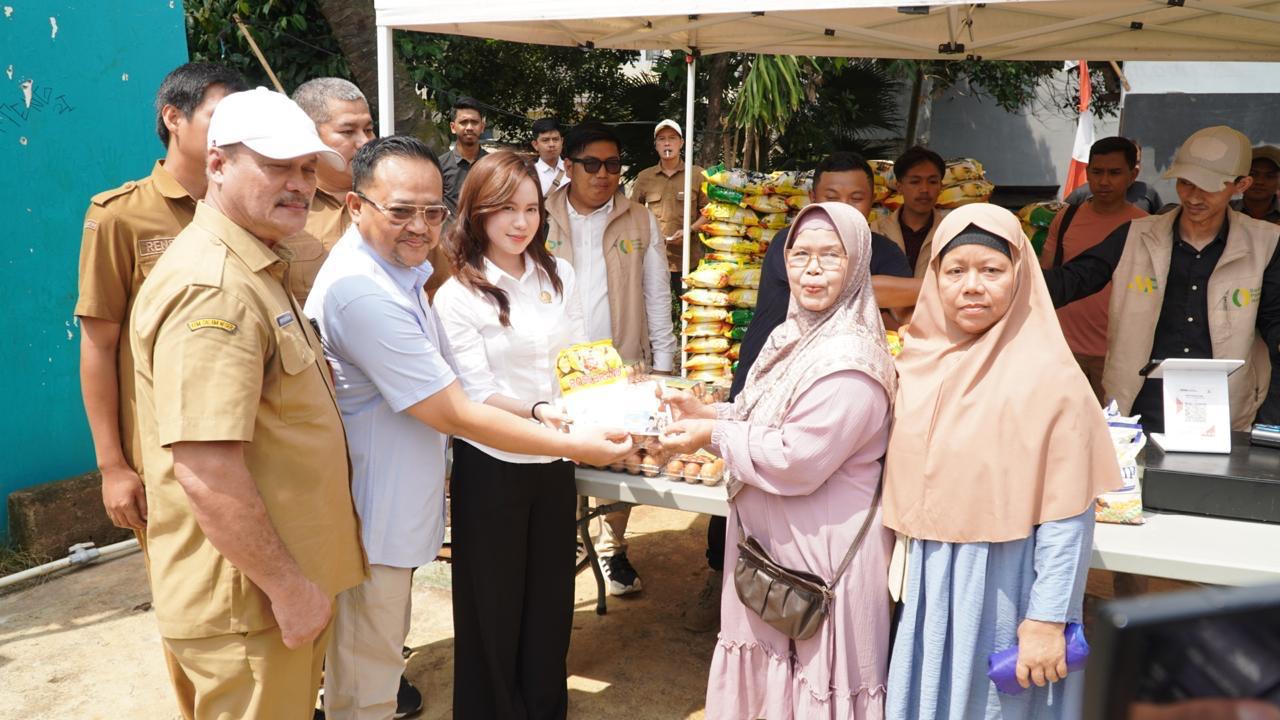 Dua Anggota Dewan Rogoh Kocek Untuk Gerakan Pangan Murah Wakil Ketua DPRD Kota Tangerang Selatan (Tangsel) Maria Teresa Suhardja bersama Wakil Ketua DPRD Provinsi Banten Yudi Budi Wibowo, kembali gelar kegiatan Gerakan Pangan Murah “Ngider”.