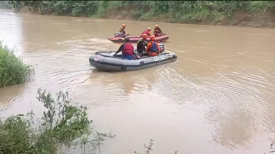 Dua Bocah Tenggelam Di Sungai Ciliman Menggunakan perahu karet, Tim SAR Gabungan sedang melakukan pencarian terhadap dua orang bocah yang tenggelam di Sungai Ciliman, Minggu (26/10).